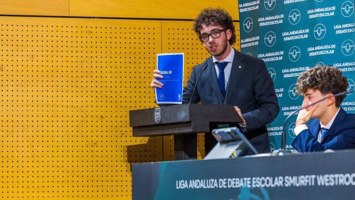 Debatiente en la final de finales de la Liga Andaluza de Debate Escolar Smurfit Westrock